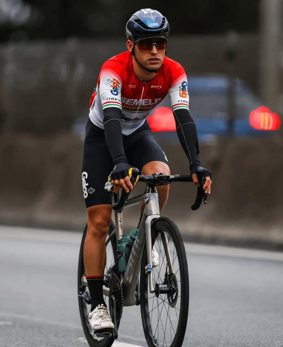 Igor Molina treinando na estrada
